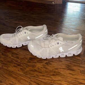 Women’s On Cloud 5 Size 8